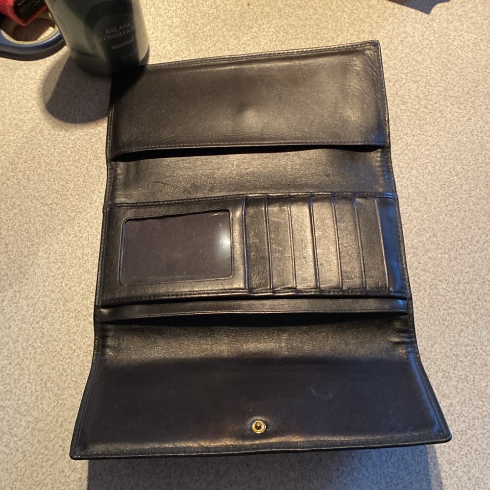 A black Coach leather trifold wallet - Picture 4 of 7
